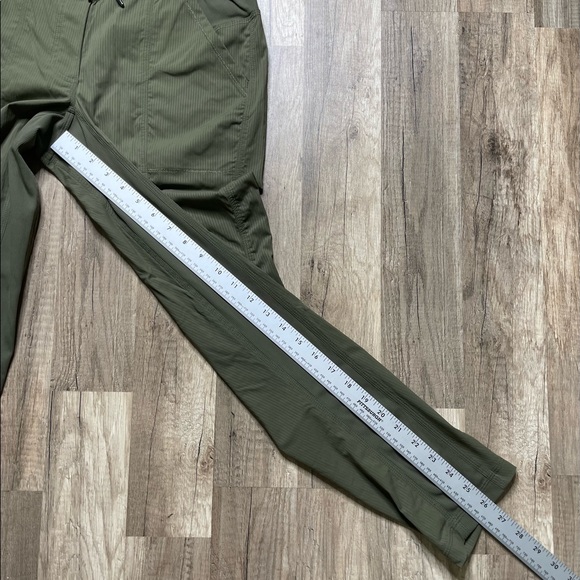 SOLD! lululemon dance studio mid rise green pant - Picture 9 of 9